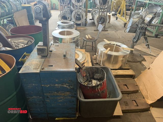 Lot 1-18739 - (1) Crown (model unknown) electric lift, in non-working condition, with 8" x approx. 40" long forks,...