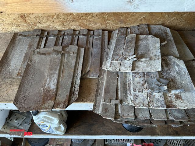 Lot 1-14198 - Large lot of assorted used metal trowel blades.