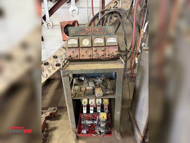 Lot 1-18586 - (1) vintage Sun Tune Up tester, includes (1) Kal-Equip Company time gun, engine speed testers, Dwell...