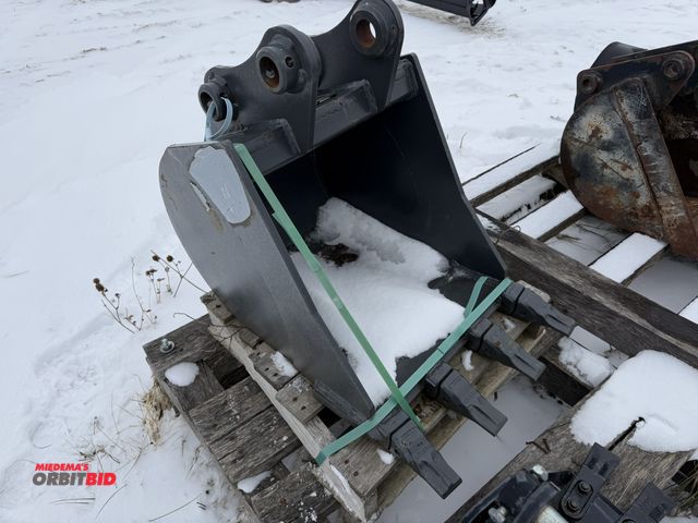 Lot 1-11703 - (1) CNH Industrial 4-tooth excavator bucket, model CMH337, S/N 003131211, bucket is 17.5" wide, atta...