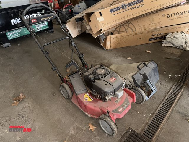 Lot 1-13188 - (1) Toro Professional Pace GTS 6.75 HP super recycler lawn mower, includes bag, engine pulls through...