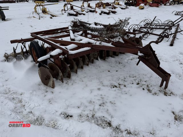 Lot 1-11459 - (1) unknown make and model, 10' wide disc, missing hydraulic cylinder, includes custom made chain li...