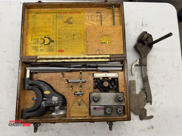 Lot 1-6126 - (1) Radii Cutter, model 3-S, with wood case, and (1) Federal, model 50M-1-1756, grinding gauge.