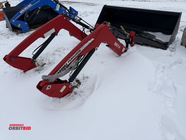 Lot 1-11753 - (1) Massey Ferguson 921X loader tractor arms with 84" bucket, manual quick attach, bucket has welded...