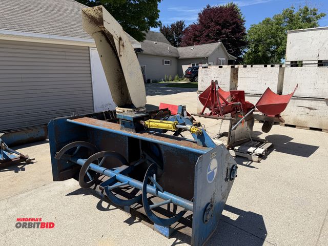 Lot 1-102564 - (1) Snow machines 3 PT snow blower, 6-1/2' hydraulic chute, 2 stage