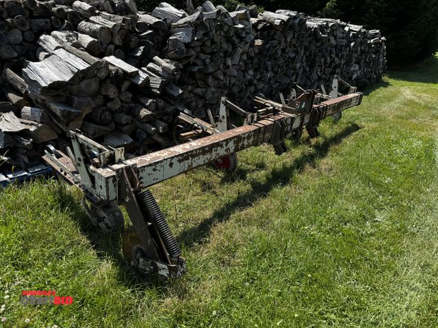 Lot 1-7003 - (1) 3-row cultivator with 5' on center row spacing, 15' 8" tool bar, 3 pt. hook up, winning bidder r...