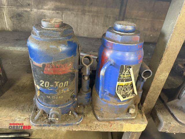 Lot 1-18535 - Lot of (2) 20-ton hydraulic bottle jacks.