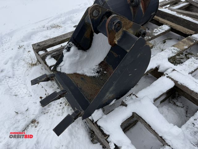 Lot 1-11708 - (1) new old stock 3-tooth excavator bucket, approx. 16" wide, 5 1/4" from inside to inside of attach...
