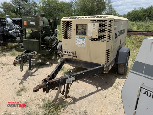 Lot 1-9460 - (1) 2012 Doosan XP375 towable air compressor, 4-cylinder diesel engine, 375-CFM, mounted on single a...