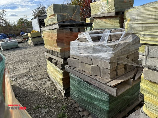 Lot 1-15794 - (5) skids of assorted landscape/concrete blocks, various sizes and styles, includes some 15" x 12", ...