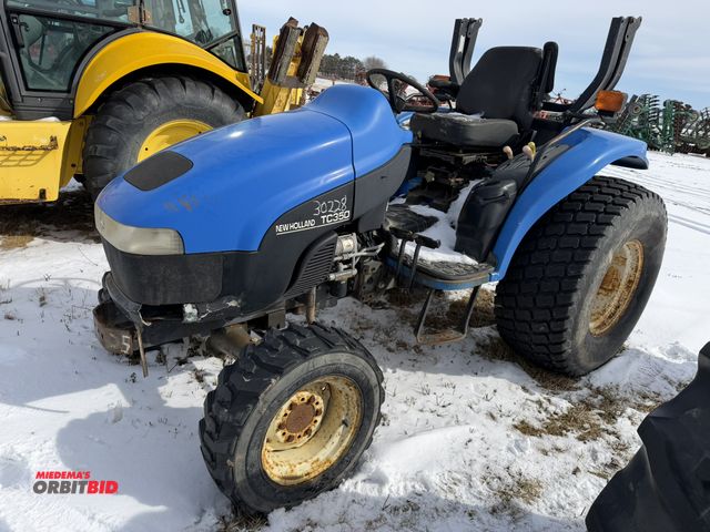 Lot 1-11767 - (1) New Holland TC35D, 2WD tractor, diesel engine, 44 x 18 rear turf tires, 27 x 8.5-15 front tires,...