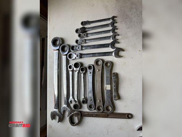 Lot 1-12141 - Lot of assorted gear wrenches, includes brands Pittsburgh, Gear Wrench, up to 1 1/8", down to 3/8".