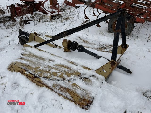 Lot 1-11450 - (1) 72" wide brush hog, 3 point hitch, 540 PTO shaft, top of cutter appears to be rusted and worn, b...