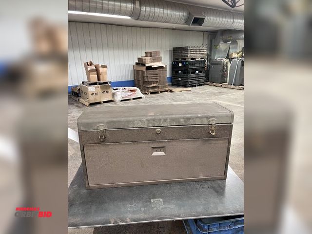 Lot 1-3550 - #1 Large Kennedy Tool Box