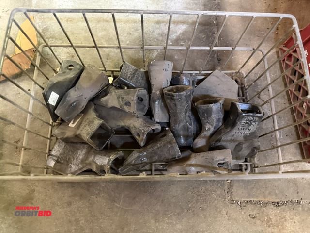 Lot 1-18332 - Lot of CNH 230W bucket teeth, various sizes, all appear to be new.