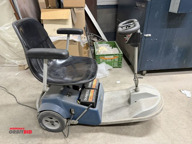 Lot 1-17269 - (1) Amigo 24V ride on mobility scooter with charger, currently not taking charge, working condition ...