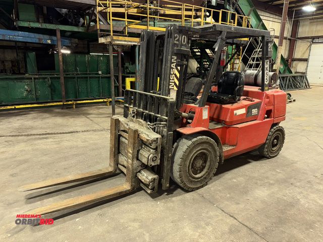 Lot 1-19833 - (1) Nissan 90 fork truck, model F04B40HV, S/N AN29C50053, side shift, fork rotator, 8800 lb. lift ca...