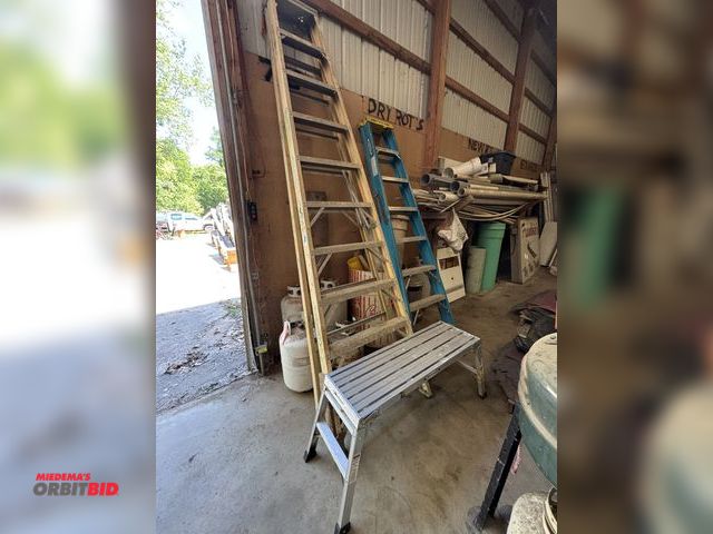 Lot 1-14214 - Lot of (1) 8' Werner fiberglass, and (1) 10' Werner fiberglass (broken leg, will need repairs) ladde...
