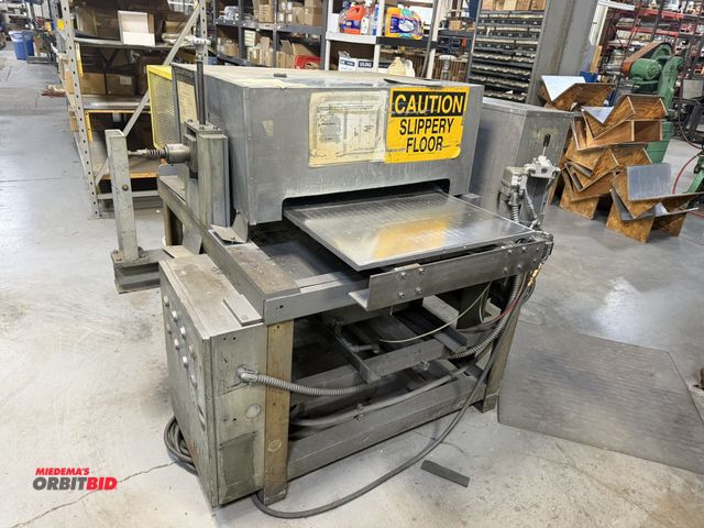 Lot 1-18501 - vertical brush machine 3M drum brush 26.5" wide table, joystick control, electric motor, push button...