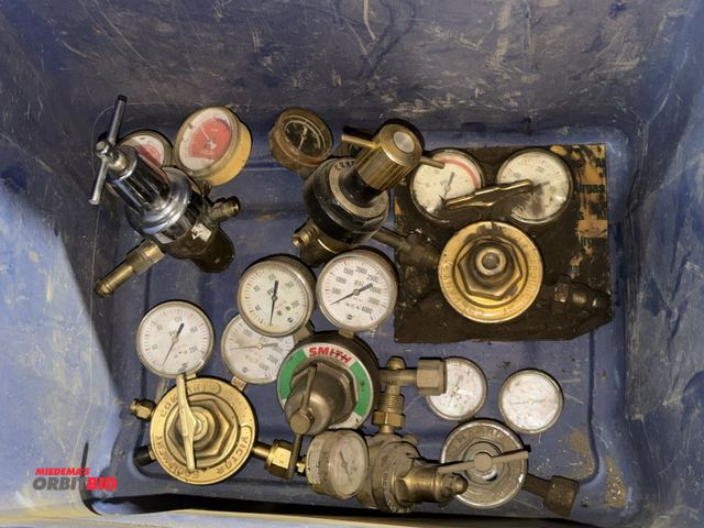 Lot 1-1505 - Lot of assorted sizes and styles of regulators.