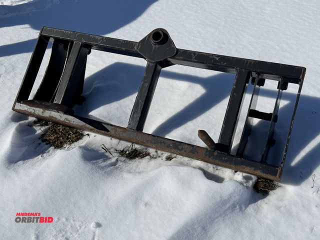 Lot 1-11578 - (1) Horst Welding 3 point bale spear for loader tractor, spear is missing top spear, loader tractor ...