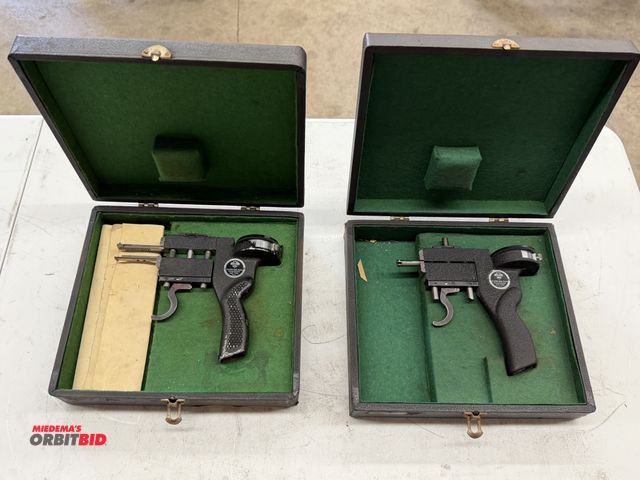 Lot 1-6122 - (2) Nilsson Gauge Company groove gauges with cases.