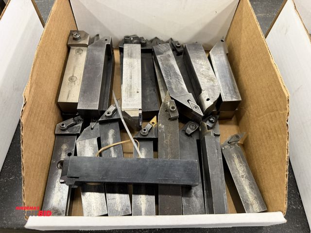 Lot 1-1719 - Lot of indexable lathe turning tool holders with carbide inserts, 1" x 1" shaft.