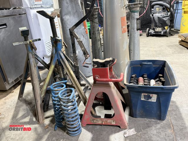 Lot 1-1533 - Lot of assorted automotive related tools, includes (3) adjustable height, screw type jack stands (1 ...