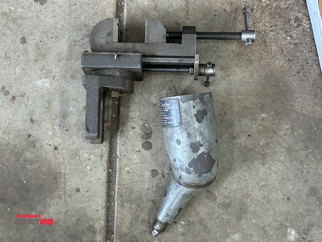 Lot 1-523 - (1) 2.5" machinists vise, and (1) Quill Master, Type MA Bridgeport adapter.