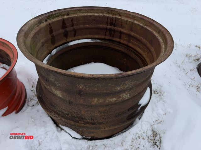 Lot 1-11655 - (1) clamp on dual rim, 33.5" diameter, 16" from inside of bead to inside of bead.