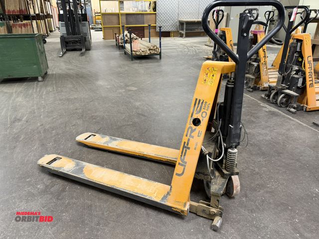 Lot 1-16909 - (1) Lift-Rite, model Ergo-Lift RG30E, 3000 lb. capacity, 12V, internal chargers, 48" x 7" wide forks...