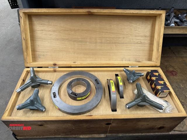 Lot 1-1695 - (1) Brown &amp; Sharpe, 3 pt. internal tripoint micrometer set, up to 7.0001".