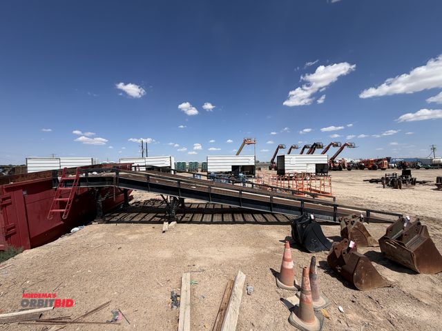 Lot 1-18325 - (1) Heavy duty steel ramp, with manual landing gear adjustment, overall length approx. 35' with 6' t...