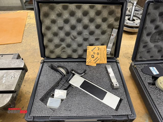 Lot 1-1798 - (1) Gage Maker M863 thread inspection gauge.