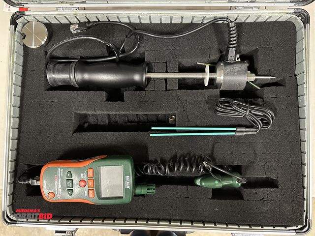 Lot 1-130 - (1) Extech, model MO290, Pinless Moisture/humidity Meter Plus IR thermometer, powers on, includes (2...