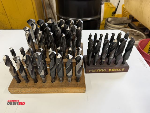 Lot 1-6100 - Large lot of assorted high-speed steel drill bits, includes metric and SAE sizes.