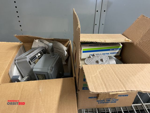 Lot 1-6285 - Lot of assorted Nelson heat tracking system indicators, counters, and enclosures.