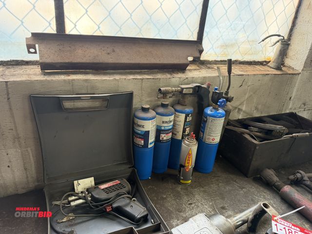 Lot 1-18539 - Lot of assorted propane tanks with heating heads, and (1) Weller soldering gun.