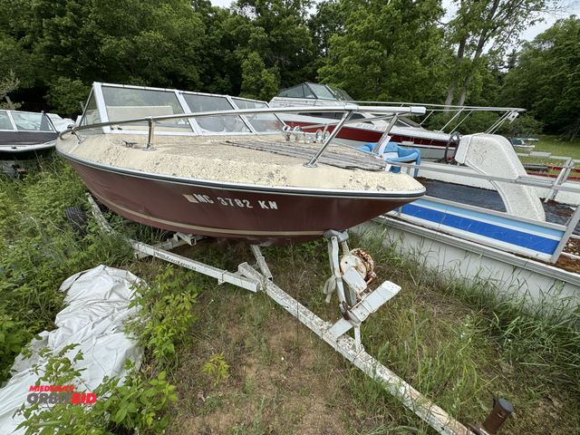 Lot 1-6656 - (1) Century approx. 16' speed boat, Hull ID #CEB7H148M77B, Mercruiser 4-cylinder motor, for parts or...