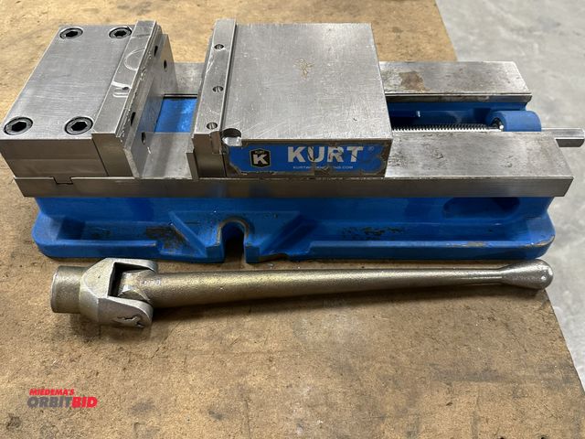 Lot 1-19511 - (1) Kurt 8" machinists vise, S/N 027245.