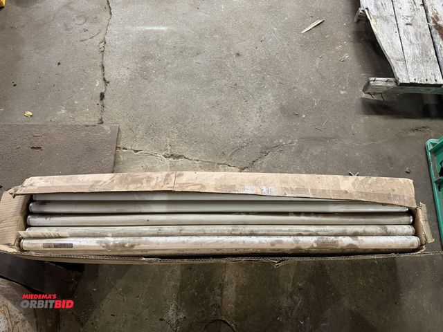 Lot 1-1164 - (1) box of approx. (20) Sylvania Cool White 40 watt fluorescent light bulbs.