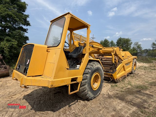 Lot 1-18383 - (1) 1976 John Deere 762 motor scraper, open station, ROPS canopy, 7900 hours showing, John Deere 190...