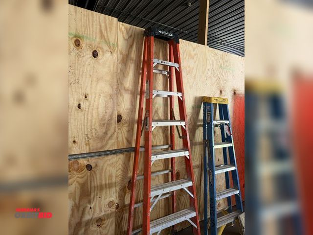 Lot 1-13173 - (1) Werner 8' fiberglass step ladder, 300 lb. rating.
