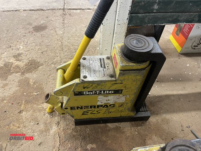 Lot 1-6262 - (1) Enerpac Saf-T-Lite, model JTA-76, 7-ton manual jack, in working condition.