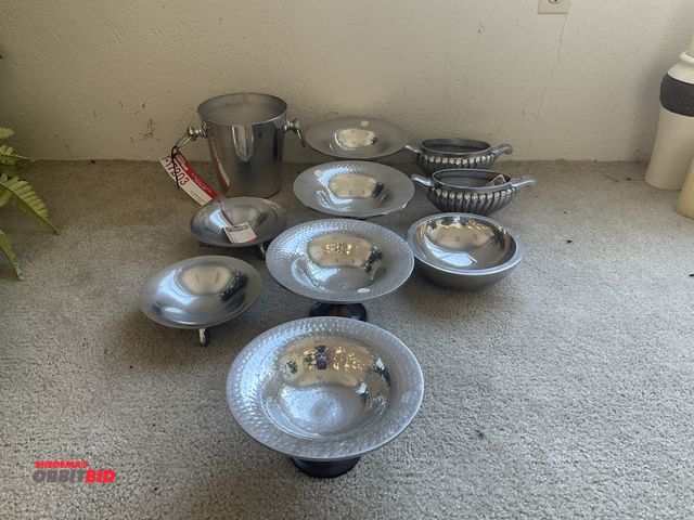 Lot 1-17203 - Lot of assorted metallic decorative bowls/ dishes