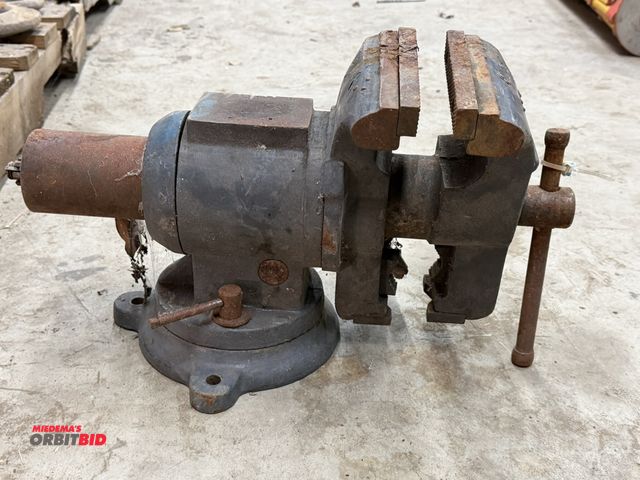 Lot 1-1377 - (1) 6" bench vise with rotating base, in working condition.