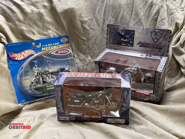 Lot 1-8282 - Lot including (1) Arlen Ness Motorcycles, 1/18 scale diecast replica motorcycle with working suspens...