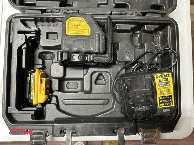 Lot 1-4117 - (1) DeWalt, model DW088LG, 12V, wireless laser sight level, S/N 004472, with (1) battery, charger, a...