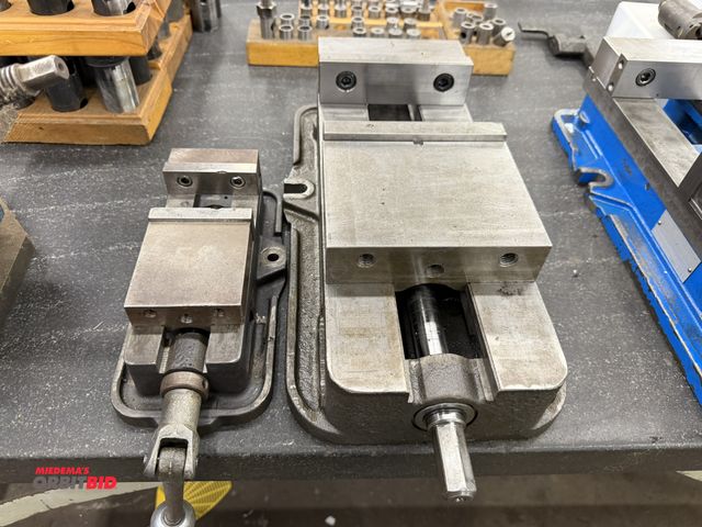Lot 1-1726 - (1) Kurt, model DV75, 6", and (1) 3" machinists vise.