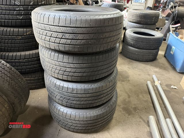 Lot 1-1271 - Set of (4) Michelin Defender T + H, size 215/60R16 tires.